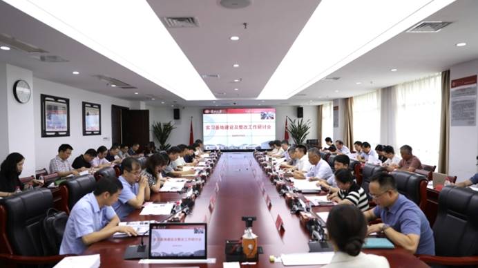 会议室里的人们  描述已自动生成