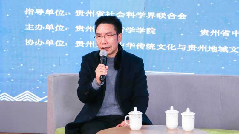 穿着西装笔挺的男子与配字  描述已自动生成