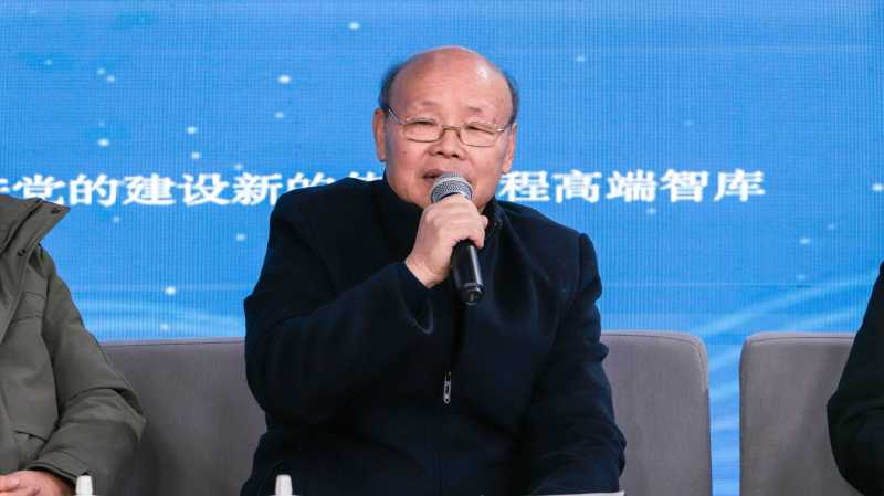 穿蓝色上衣的男人在打电话  描述已自动生成