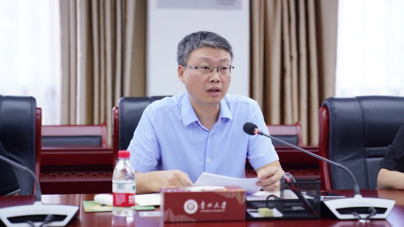 图片包含 室内, 窗户, 桌子, 人  描述已自动生成