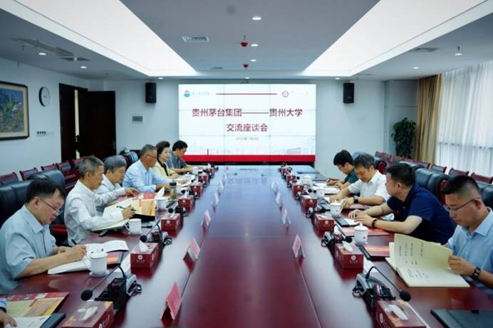 会议室里的人们 描述已自动生成