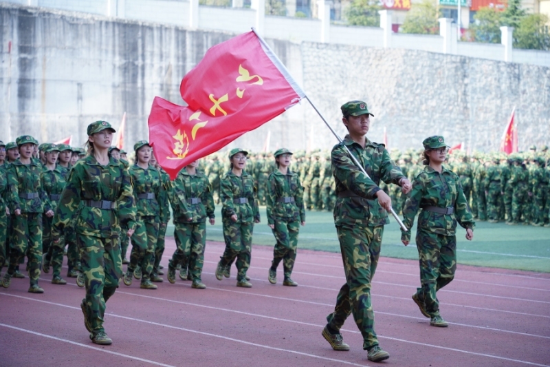 图片包含 人, 建筑, 户外, 路 描述已自动生成