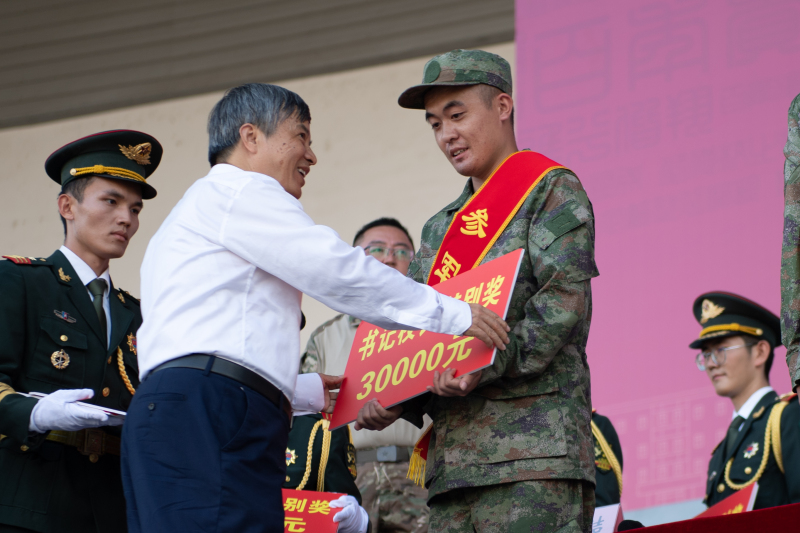 一群穿着军装的人 描述已自动生成