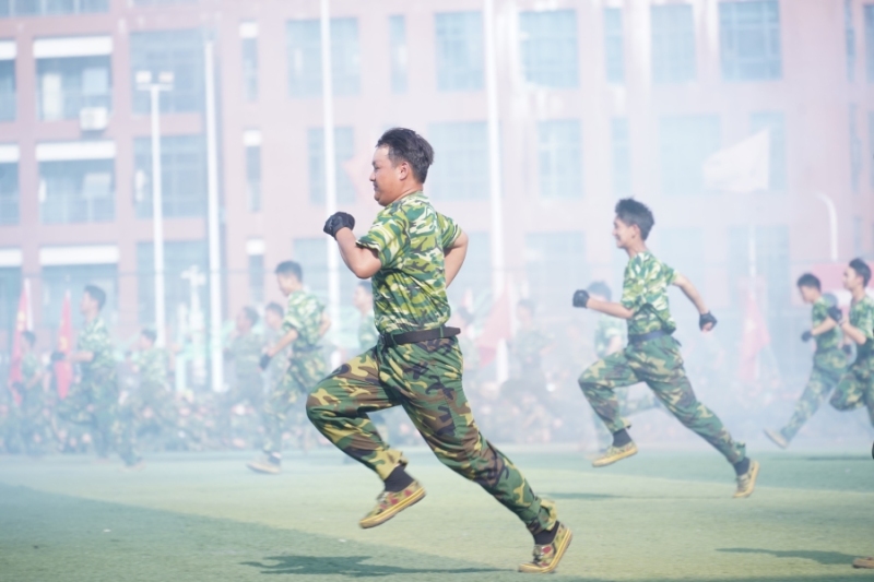 跳起来的男人 中度可信度描述已自动生成