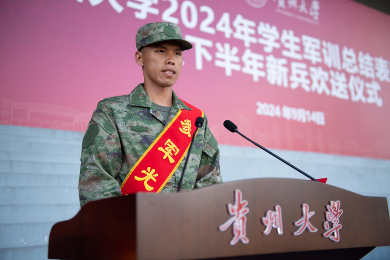 男人的照片上写着字 描述已自动生成