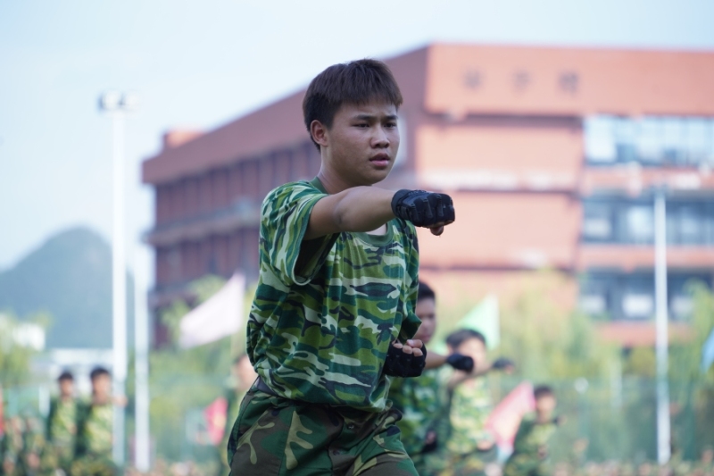 穿着军装的小孩 低可信度描述已自动生成