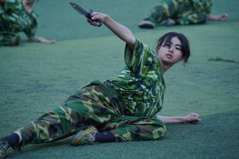 穿绿色上衣的人躺在地上 中度可信度描述已自动生成