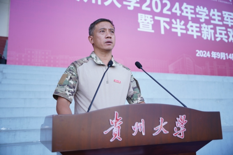 人的照片上写着字 描述已自动生成