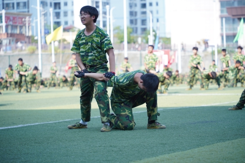 穿绿色上衣的男人在路上 中度可信度描述已自动生成