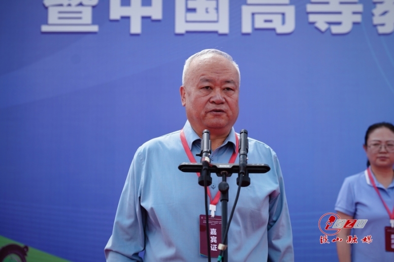 穿蓝色衬衫的男人 描述已自动生成