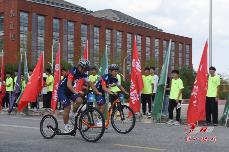 一群人站在自行车后面 描述已自动生成