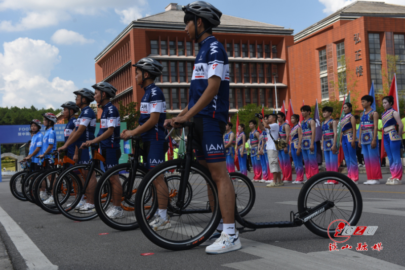 马车在路上骑自行车的人 描述已自动生成