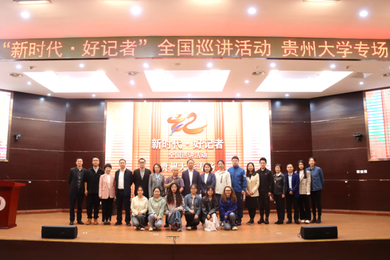 大厅里的人们  描述已自动生成