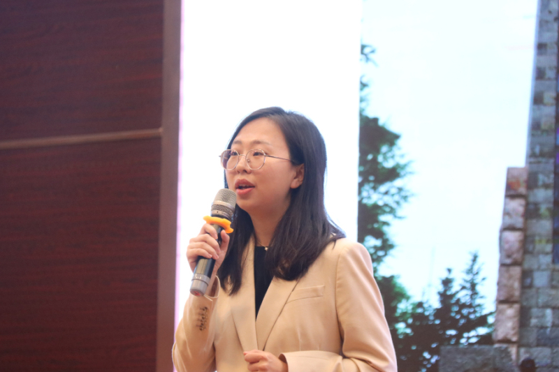 穿西装打电话的人  描述已自动生成