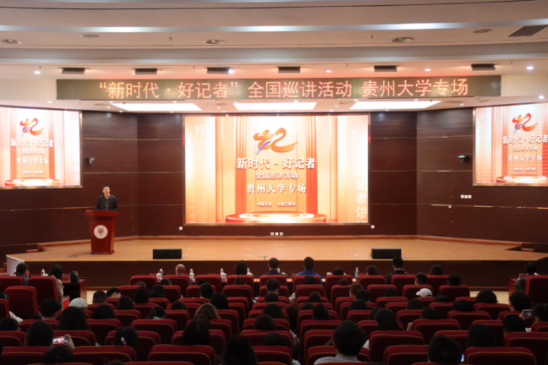 大厅里的人们  描述已自动生成