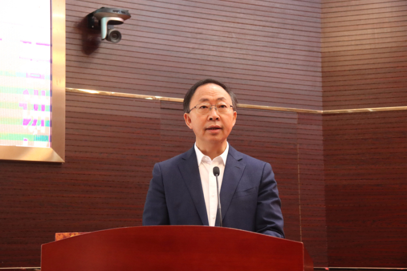 桌子前坐着穿西装打领带的男人  低可信度描述已自动生成