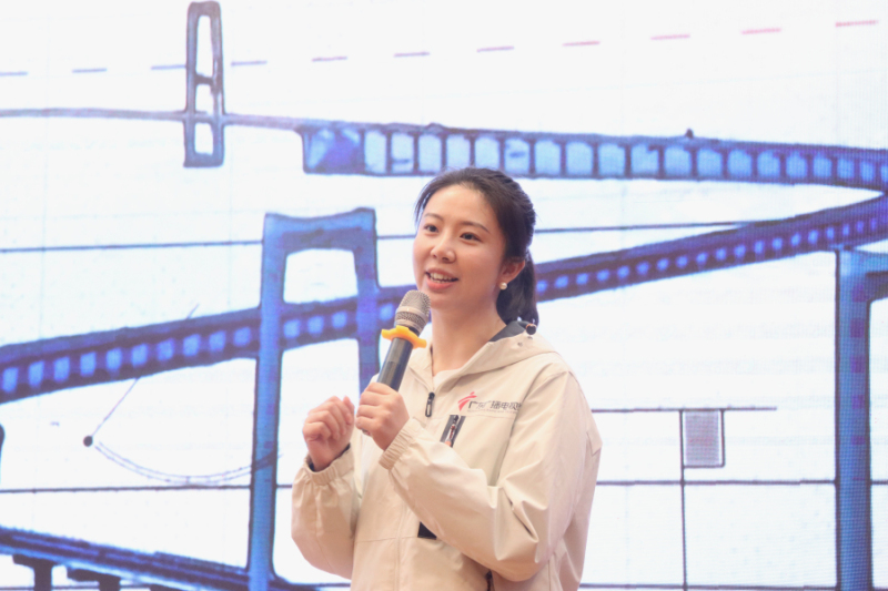 人站在围栏边  中度可信度描述已自动生成