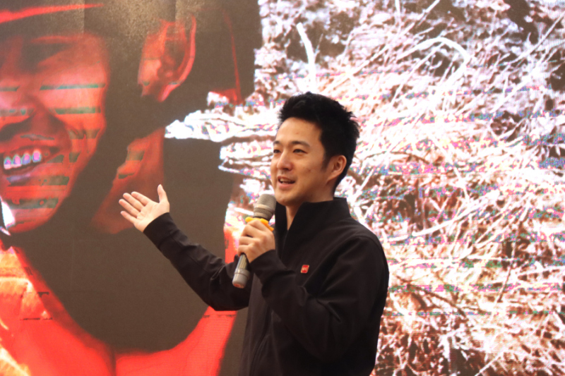 男人伸出手  中度可信度描述已自动生成