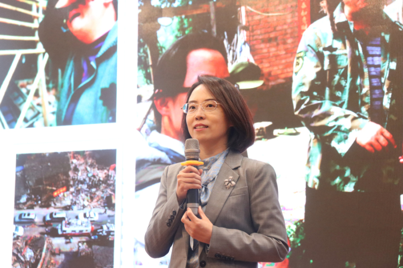 人站在墙边  中度可信度描述已自动生成