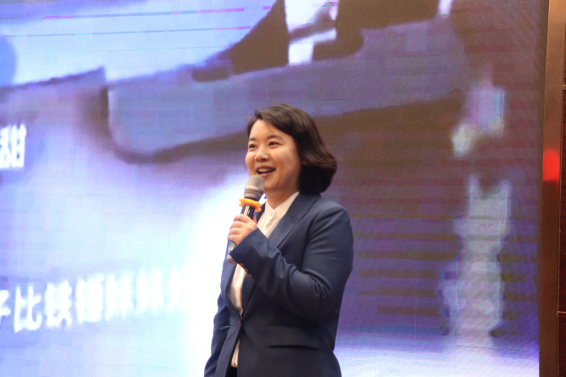 人拿着手机站着  中度可信度描述已自动生成