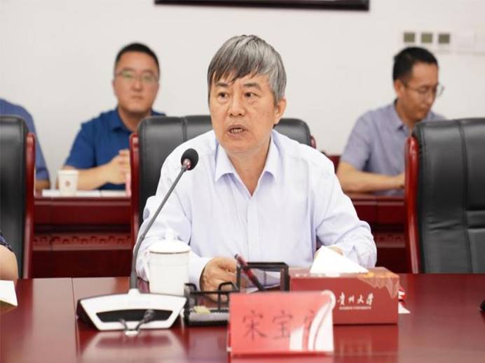 图片包含 人, 室内, 桌子, 男人  描述已自动生成