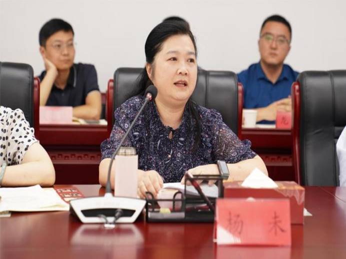 几个人在桌子前  中度可信度描述已自动生成