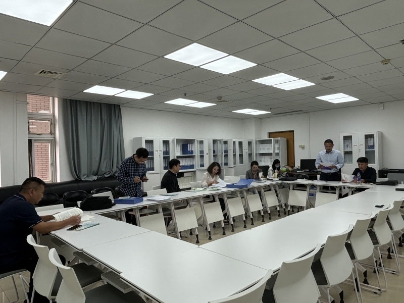 会议室里的人们  描述已自动生成