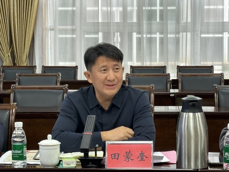 桌子前坐着穿蓝色衣服的人  中度可信度描述已自动生成