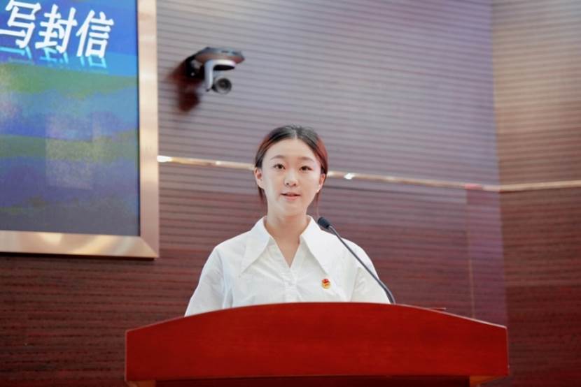 人拿着冲浪板  中度可信度描述已自动生成