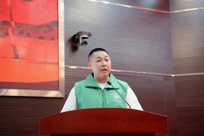 男人站在桌子上  低可信度描述已自动生成