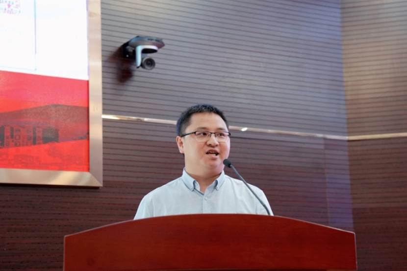 钢琴的男人  中度可信度描述已自动生成