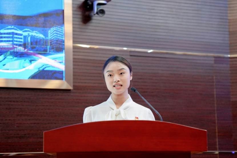 男人和女人在电视前  中度可信度描述已自动生成