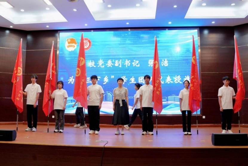 一群人站在桌子上  描述已自动生成