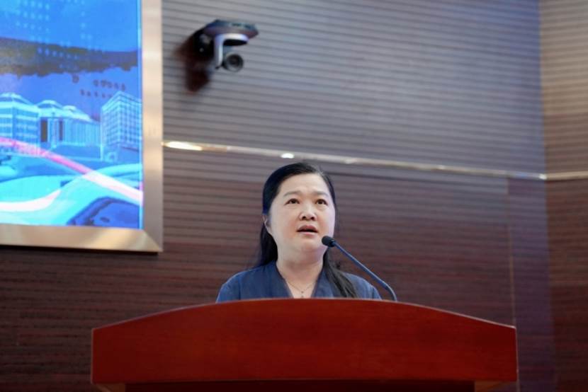 人在电视前  中度可信度描述已自动生成