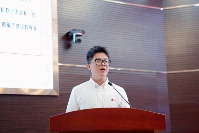 男人站在桌子边  中度可信度描述已自动生成