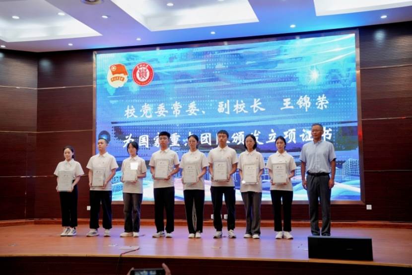 一群人站在桌子上  描述已自动生成