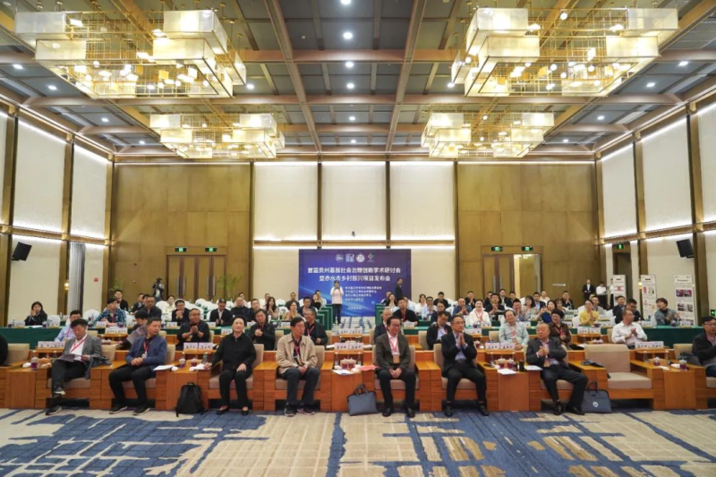 大厅里的人们  描述已自动生成