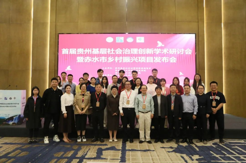 一群人站在一起  描述已自动生成