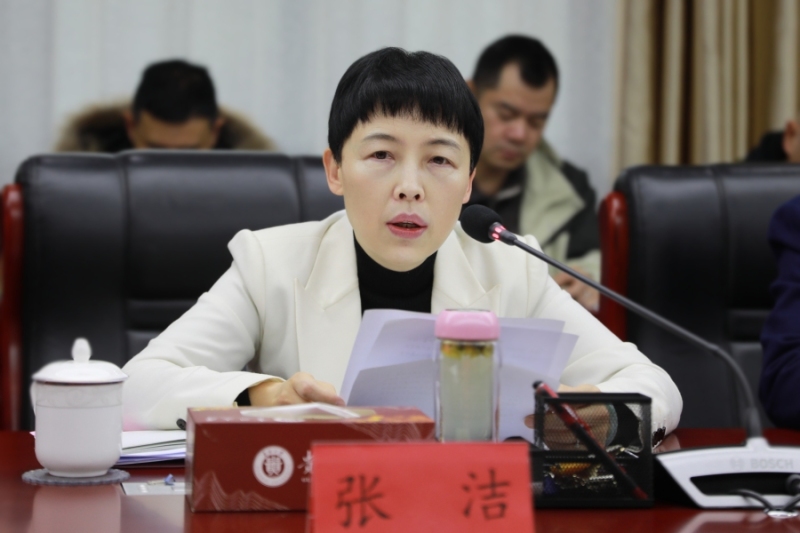 小孩们在桌子边 中度可信度描述已自动生成