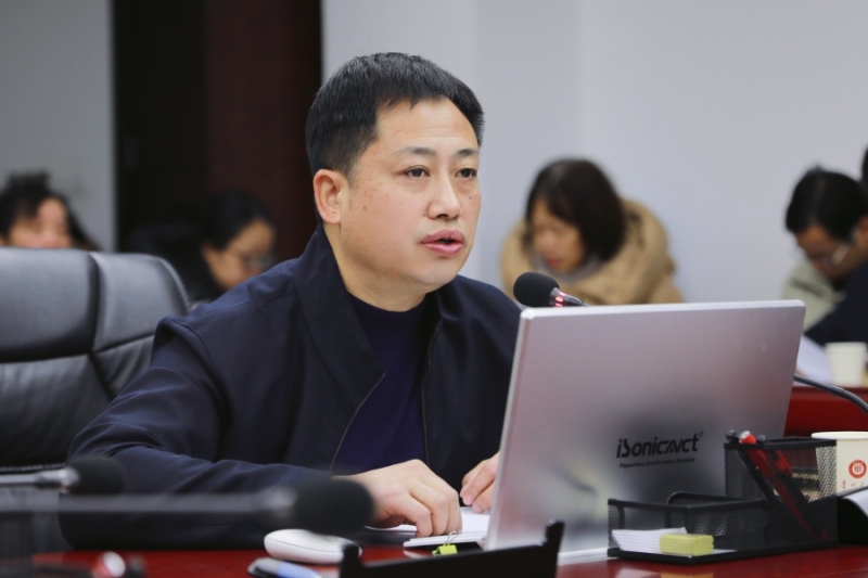 人拿着笔记本电脑 描述已自动生成